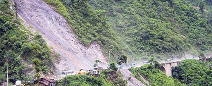 मुग्लिङ–नारायणगढ सडकमाथि अड्किएको ढुंगा हटाइँदै, २ घण्टा सडक बन्द